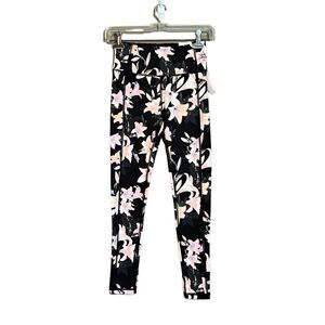 NWT! Victoria’s Secret incredible essential leggings‎